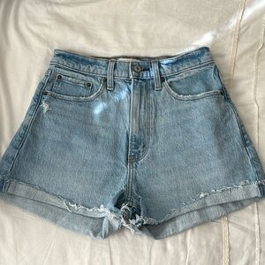 Abercrombie & Fitch The Mom Short High Rise Curve Love